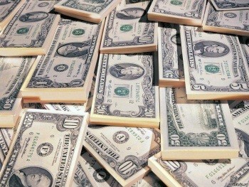 Курс доллара продолжил рост на валютных торгах четверга